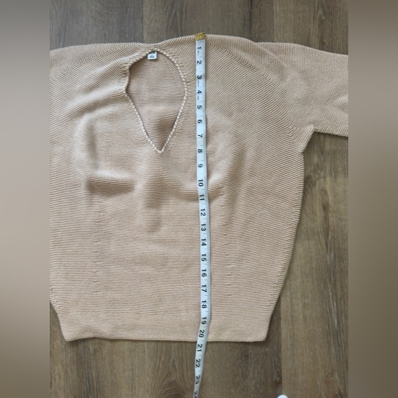 Uniqlo Beige V-Neck Sweater - Picture 6 of 10